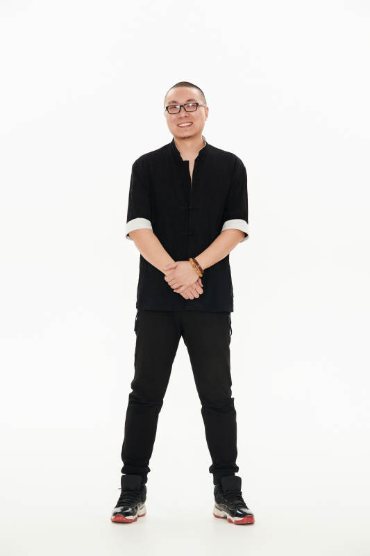 白色背景下的亚洲男士图片