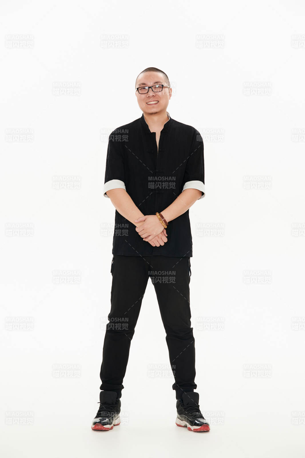 白色背景下的亚洲男士图片