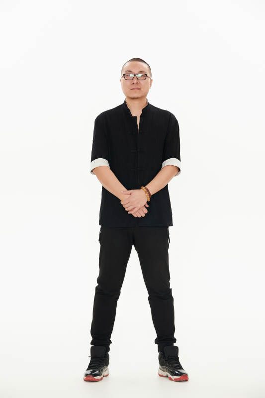 白色背景下的亚洲男士图片