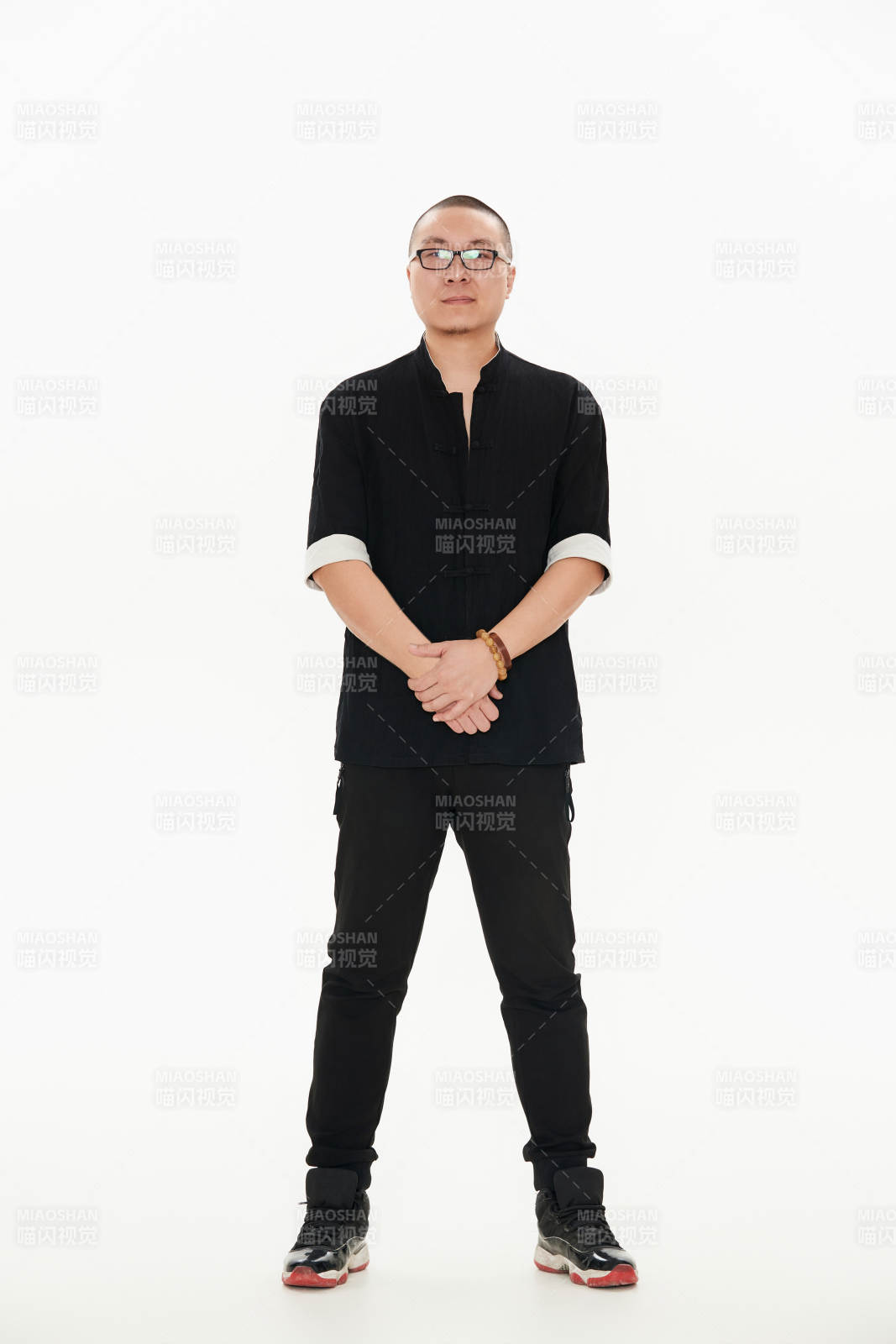 白色背景下的亚洲男士图片