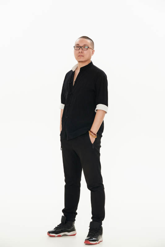 白色背景下的亚洲男士图片