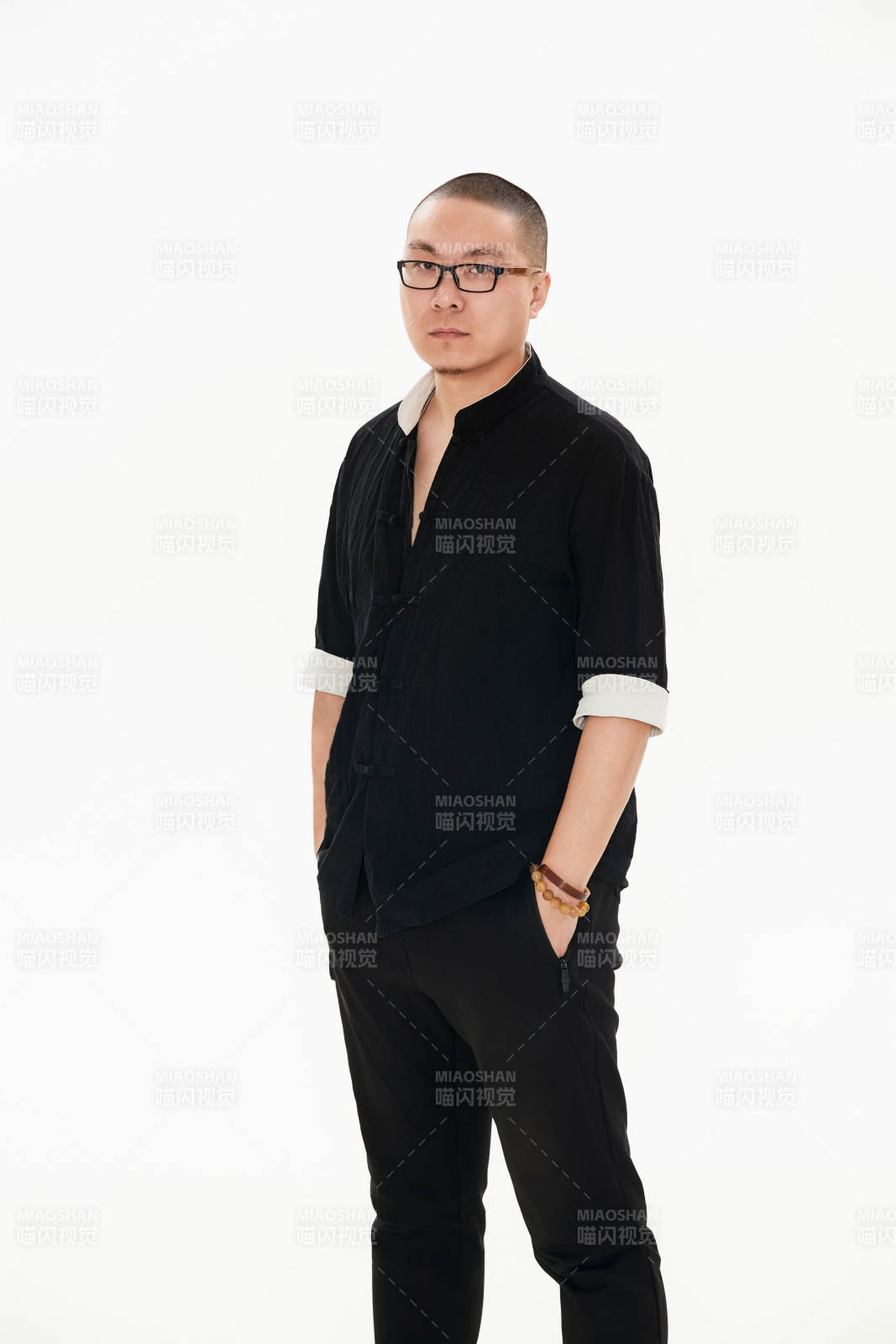 白色背景下的亚洲男士图片