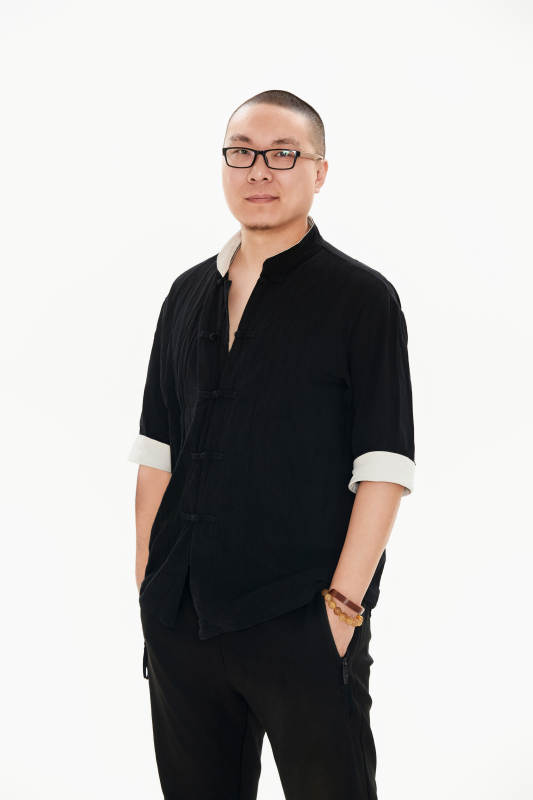 白色背景下的亚洲男士图片