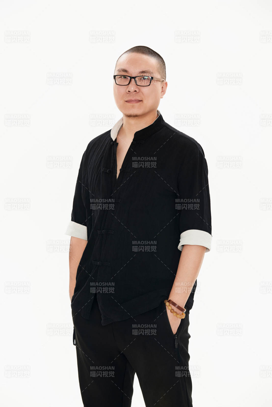 白色背景下的亚洲男士图片