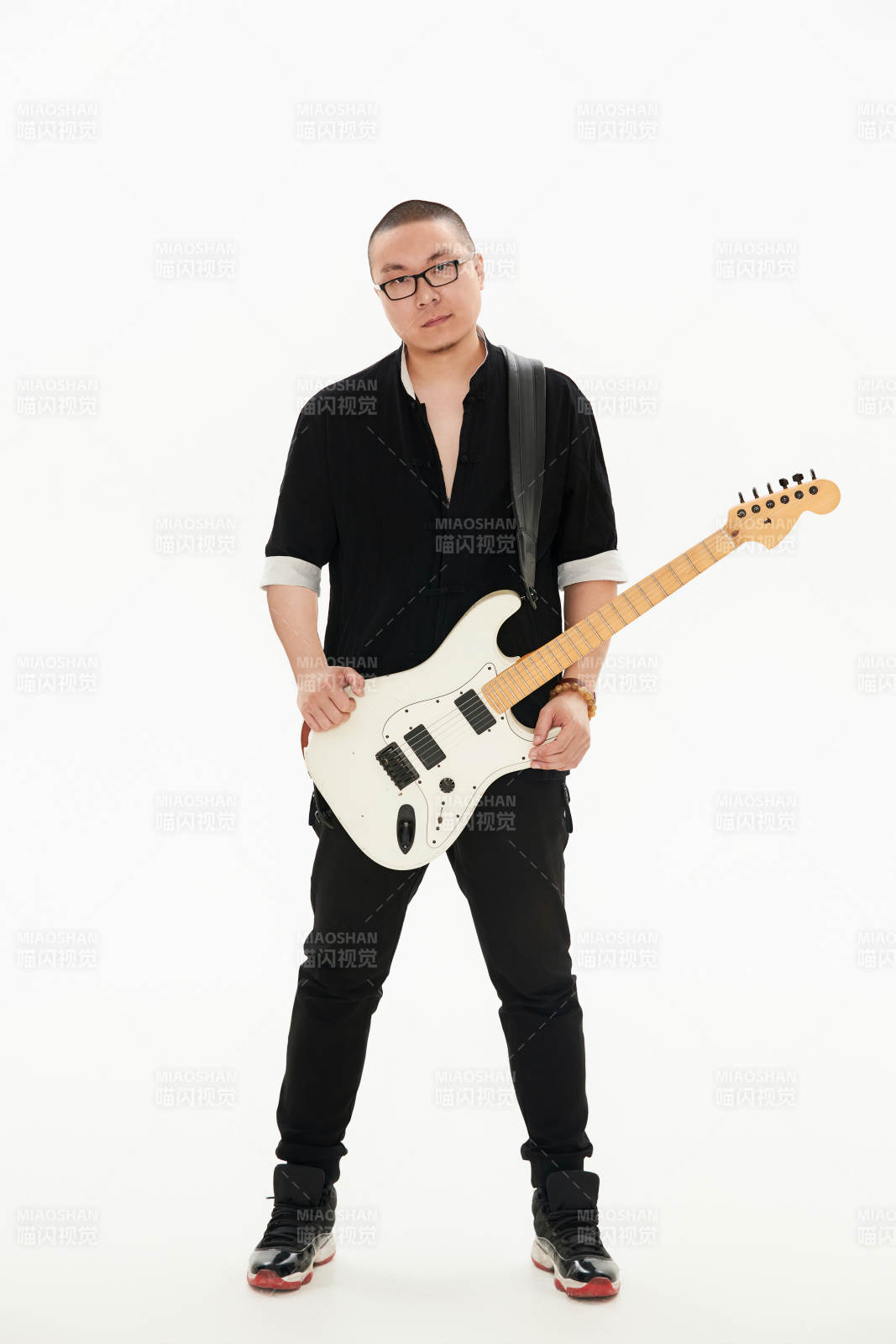 手持电吉他的亚洲男性摇滚乐手图片