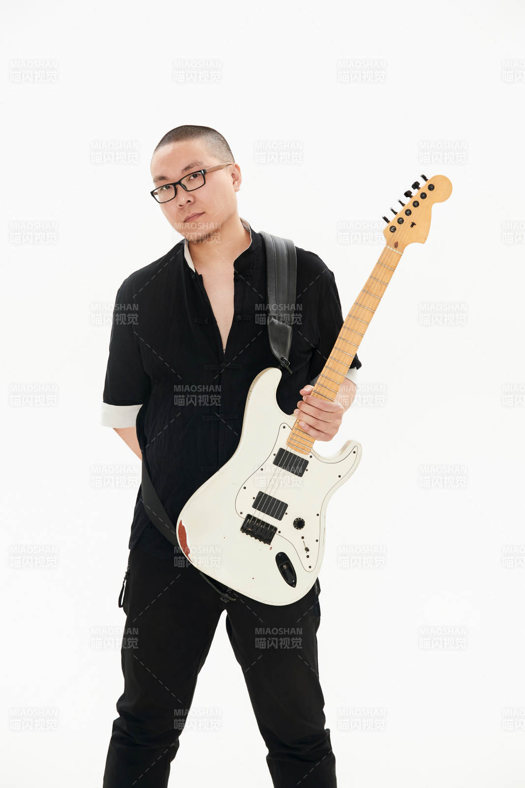 手持电吉他的亚洲男性摇滚乐手图片