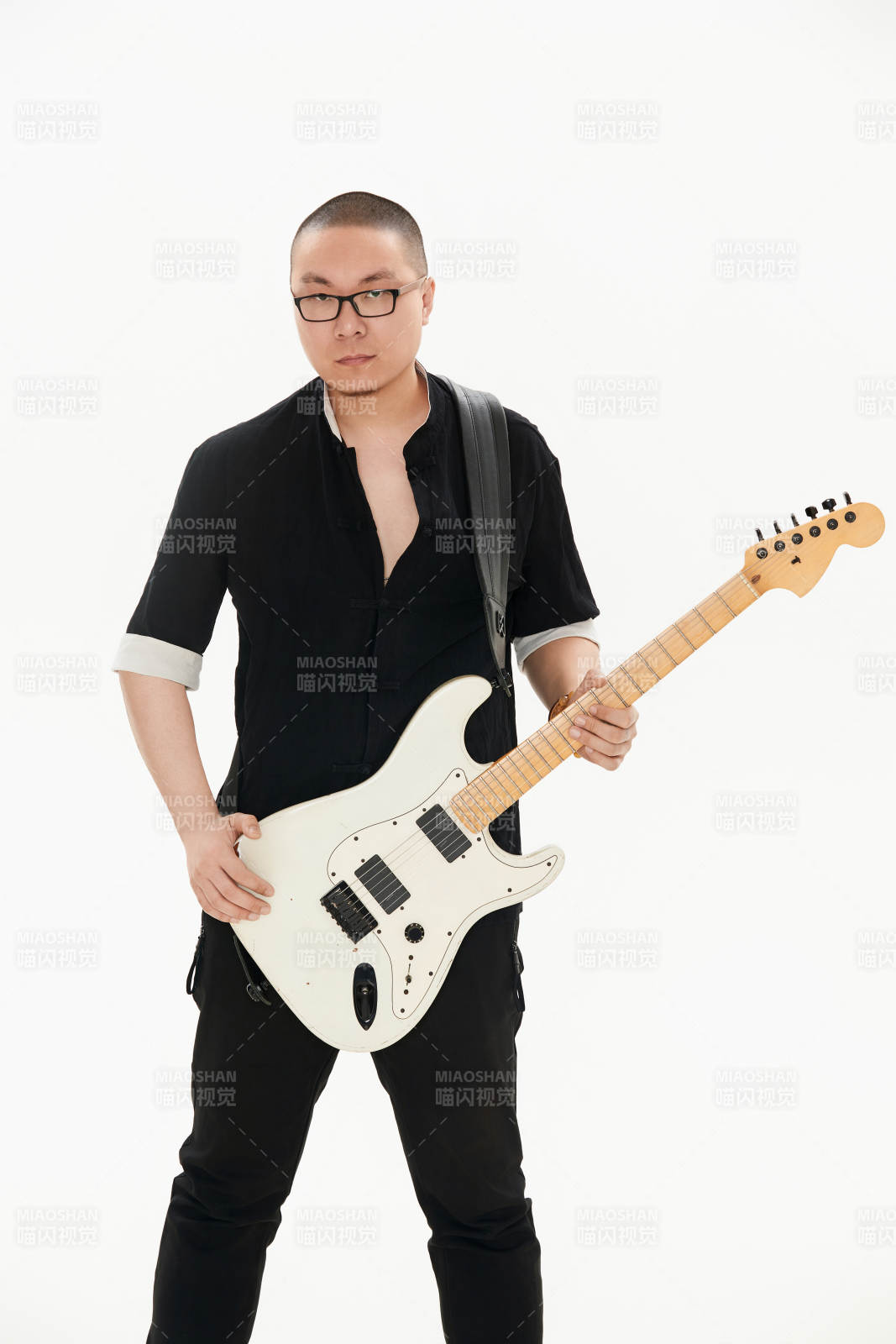 手持电吉他的亚洲男性摇滚乐手图片