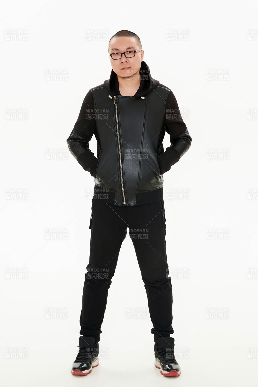 白色背景下的雅痞青年形象图片