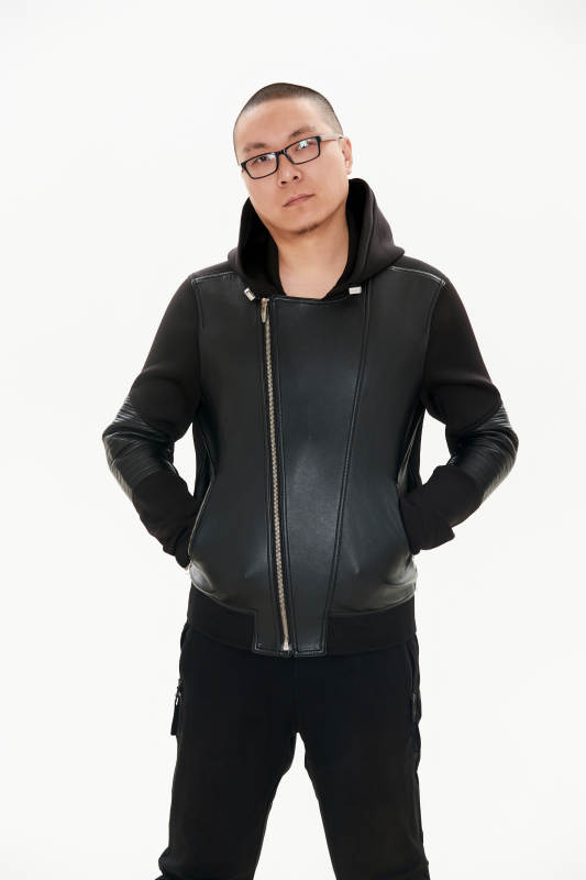 白色背景下的雅痞青年形象图片