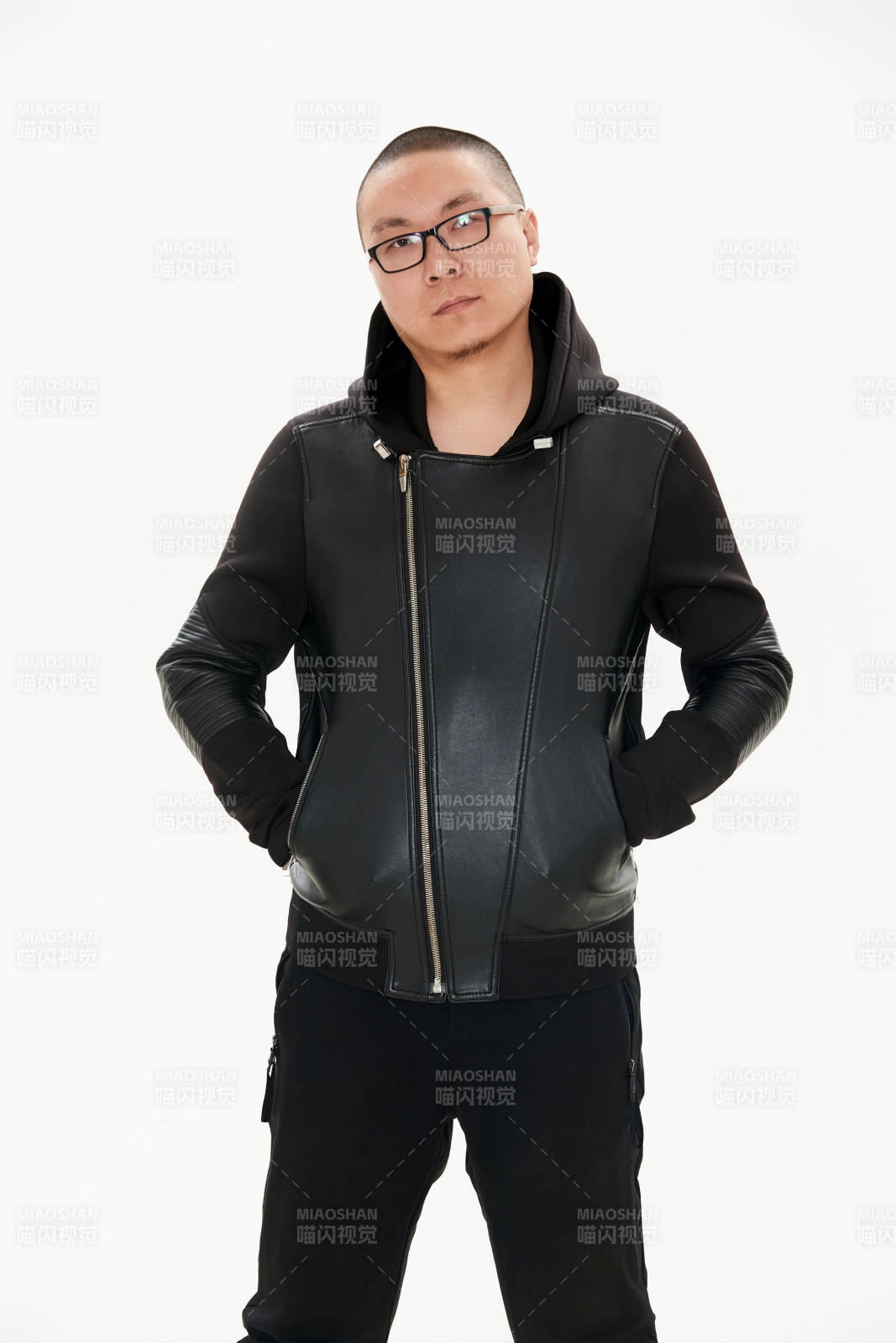 白色背景下的雅痞青年形象图片