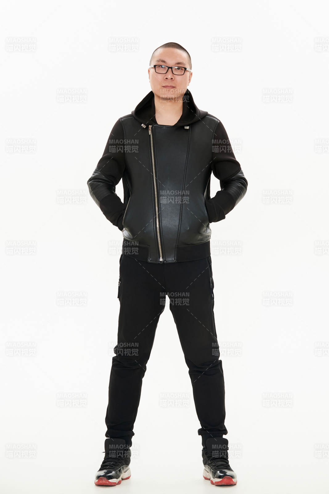 白色背景下的雅痞青年形象图片