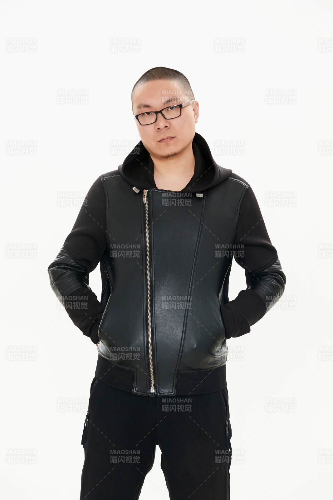 白色背景下的雅痞青年形象图片