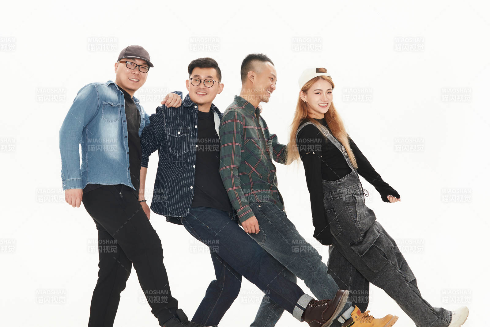 影棚拍摄的白色背景下四人乐队组合形象图片