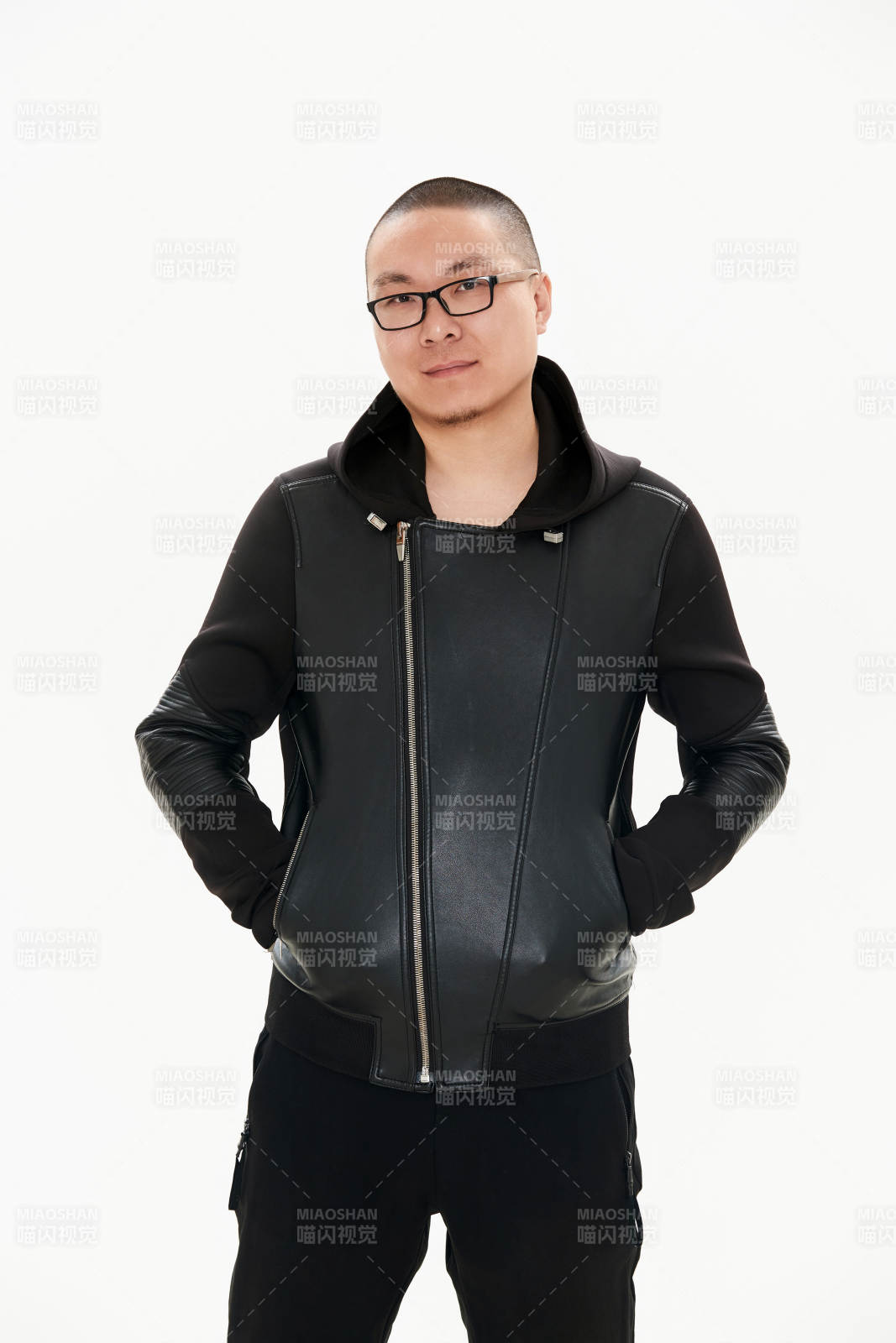 白色背景下的雅痞青年形象图片