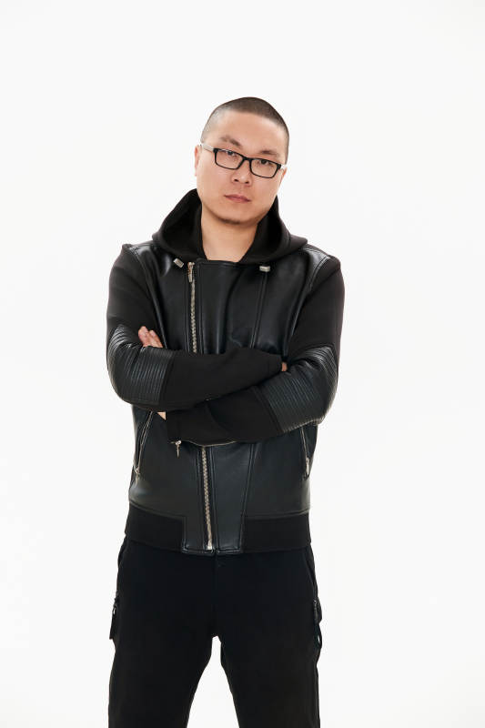 白色背景下的雅痞青年形象图片