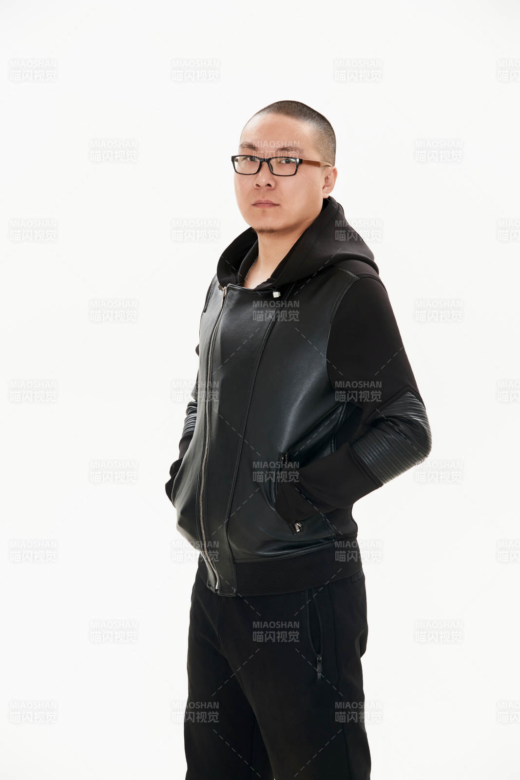 白色背景下的雅痞青年形象图片