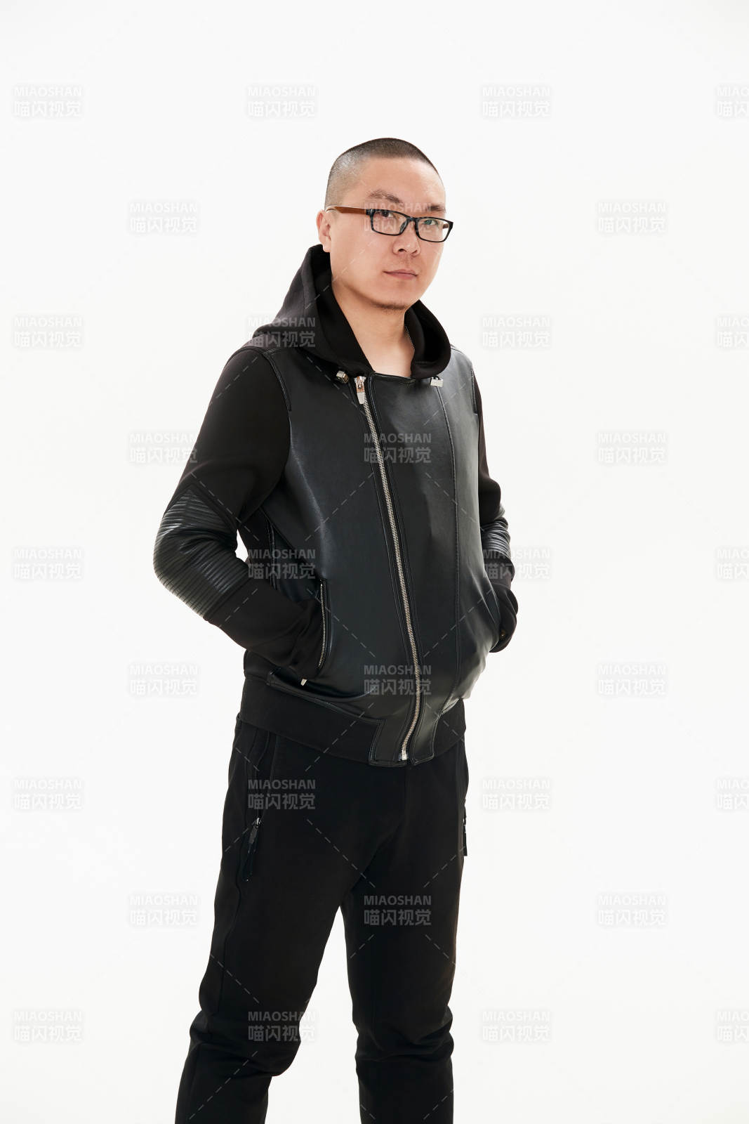 白色背景下的雅痞青年形象图片
