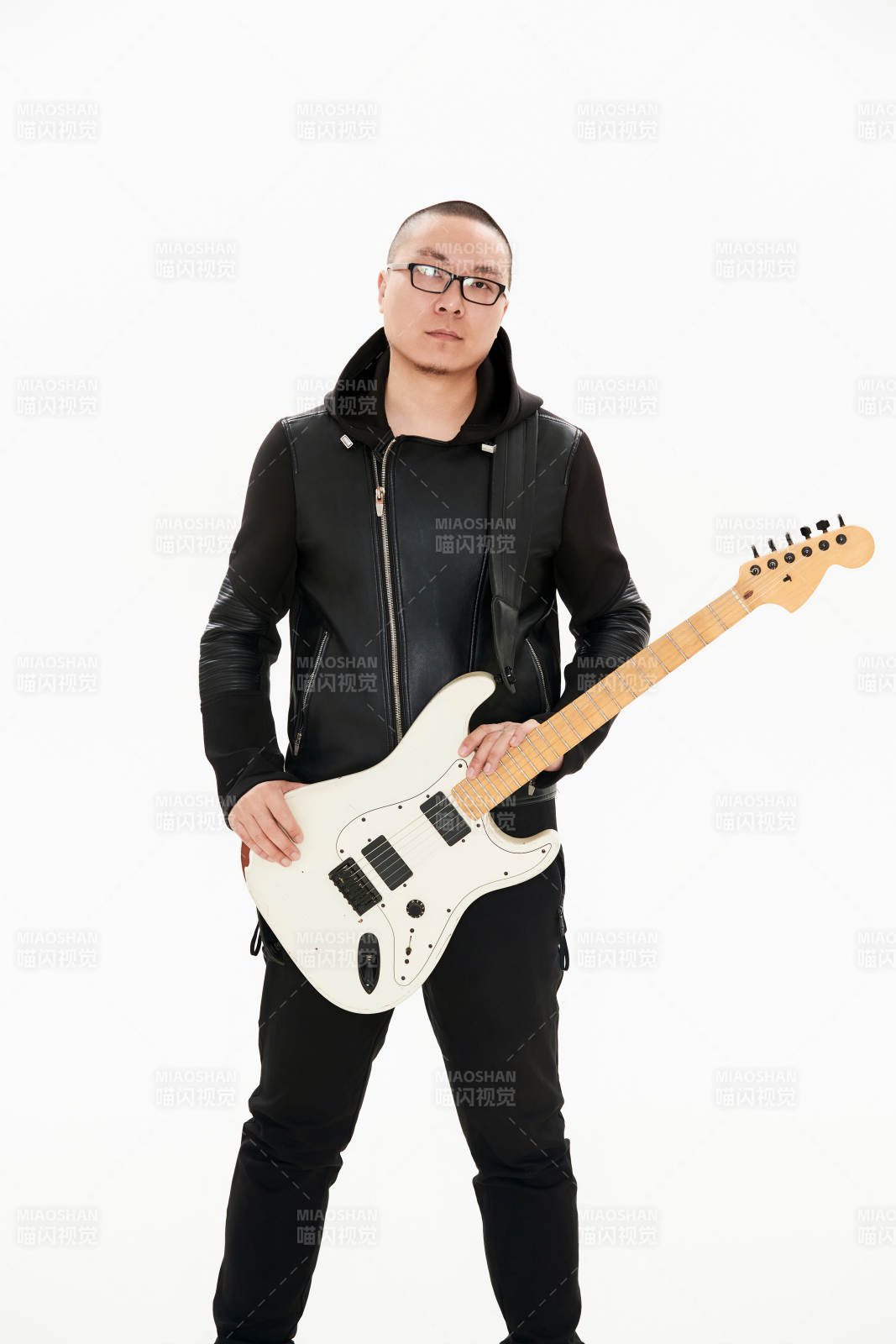 手持电吉他的亚洲男性摇滚乐手图片