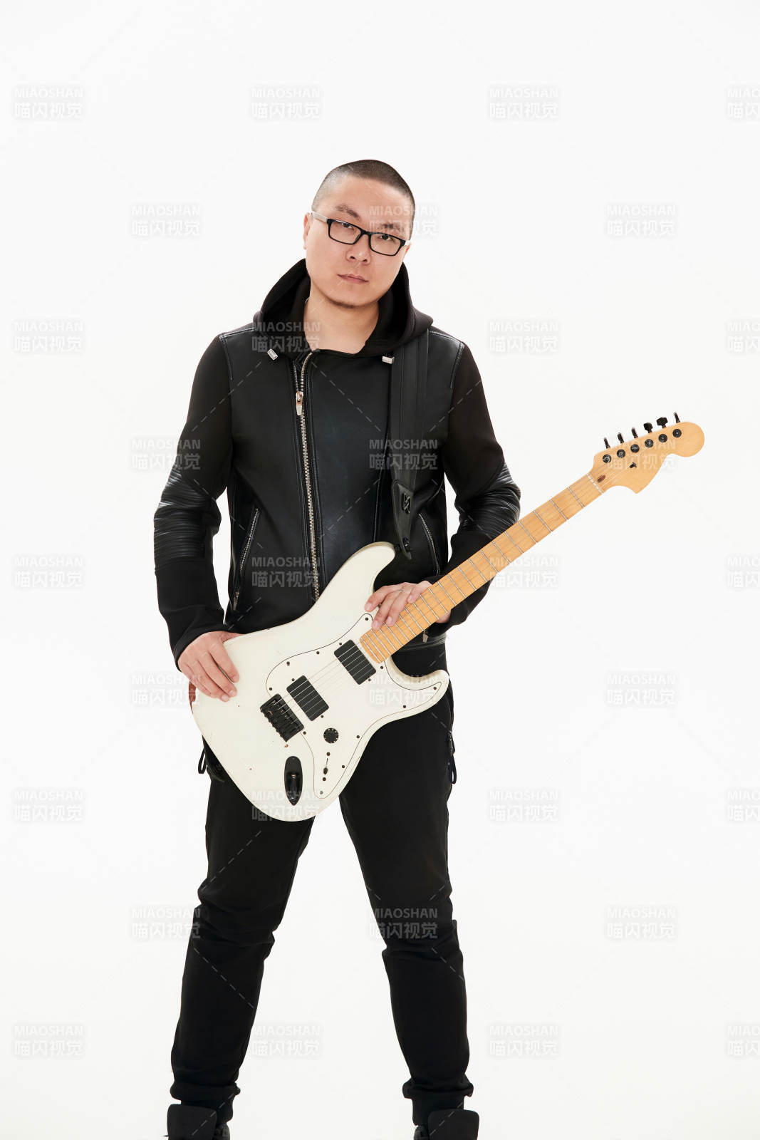 手持电吉他的亚洲男性摇滚乐手图片