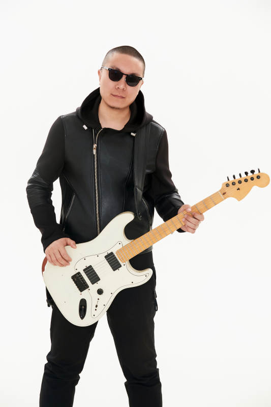 手持电吉他的亚洲男性摇滚乐手图片