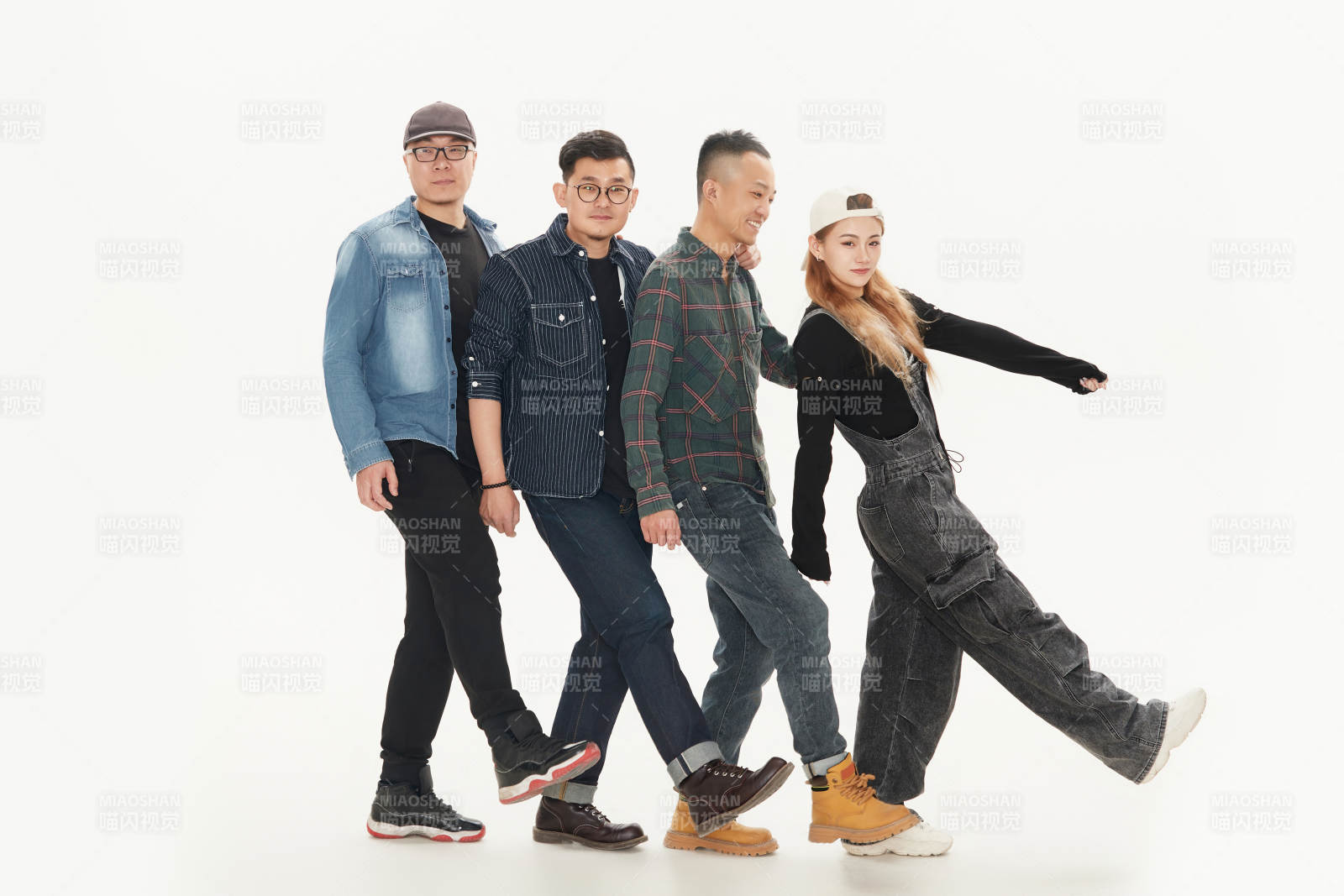 影棚拍摄的白色背景下四人乐队组合形象图片