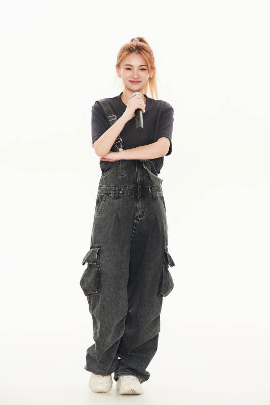 白色背景下手持麦克风的女性歌手图片