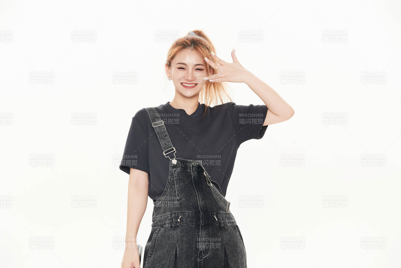 白色背景下手持麦克风的女性歌手图片