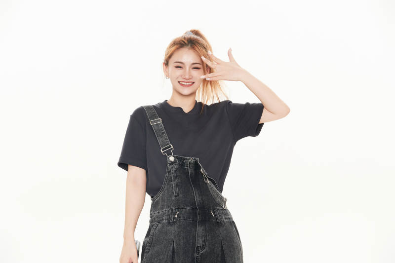 白色背景下手持麦克风的女性歌手图片