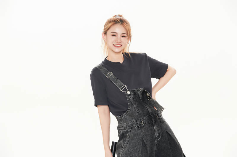 白色背景下手持麦克风的女性歌手图片