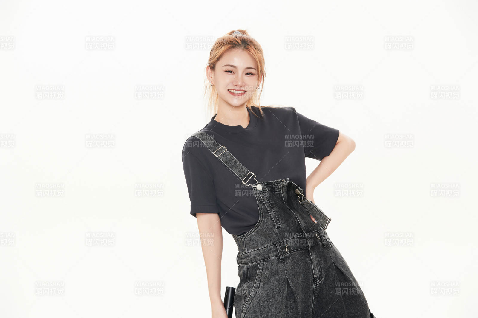 白色背景下手持麦克风的女性歌手图片