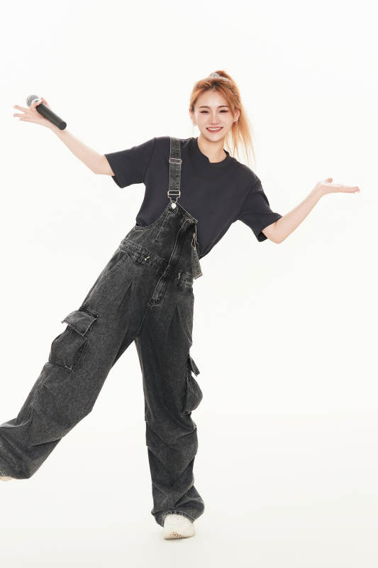 白色背景下手持麦克风的女性歌手图片