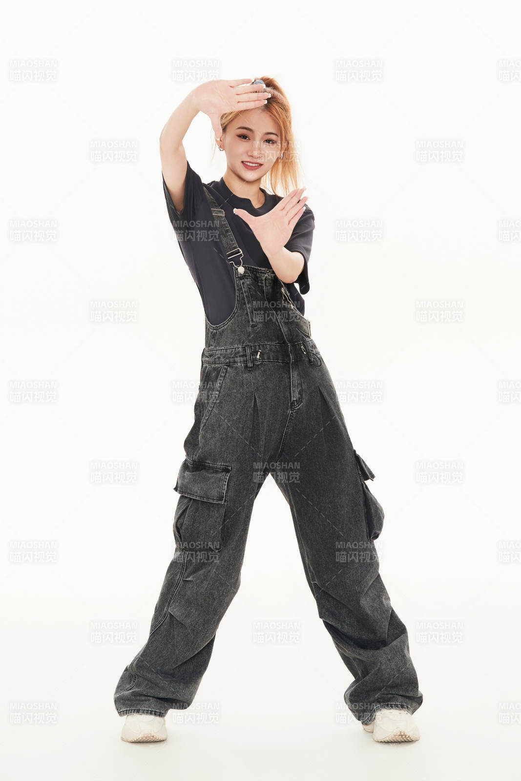 跳街舞的青年女性图片