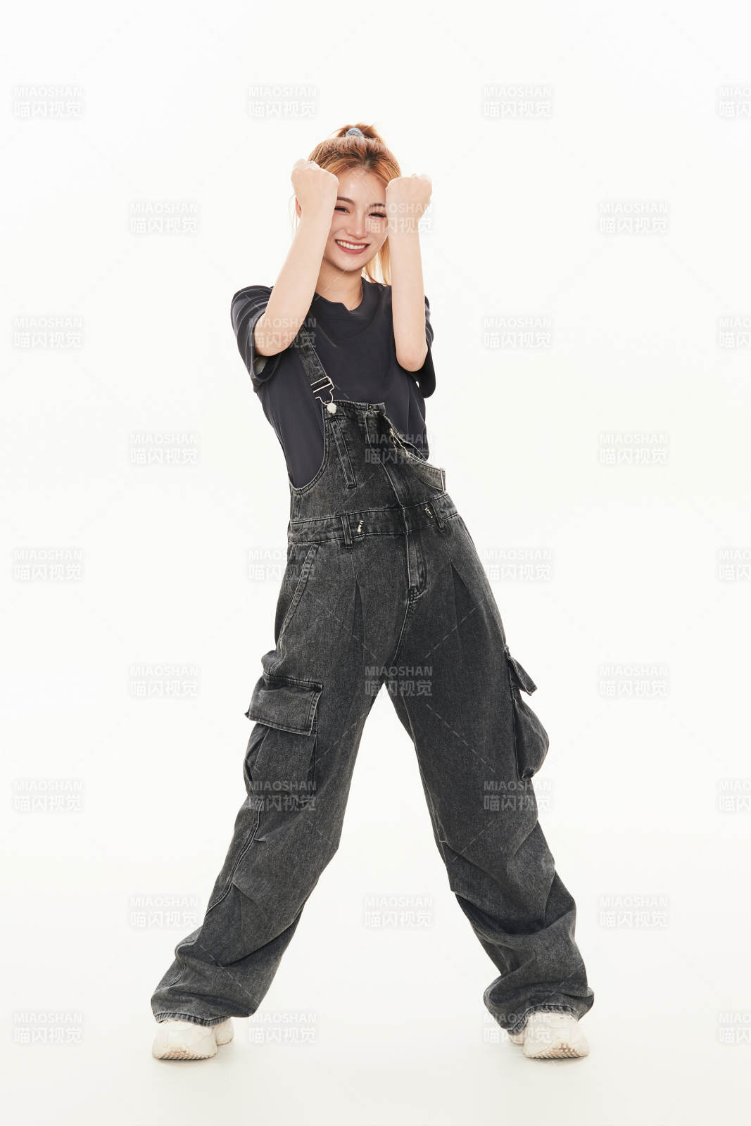 跳街舞的青年女性图片