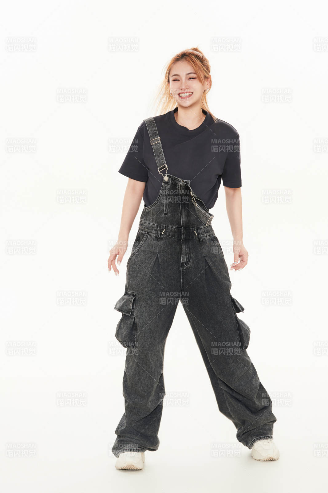 跳街舞的青年女性图片