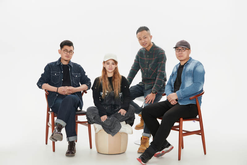 影棚拍摄的白色背景下四人乐队组合形象图片