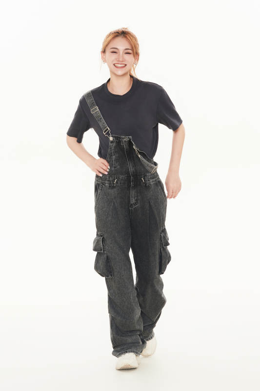 跳街舞的青年女性图片