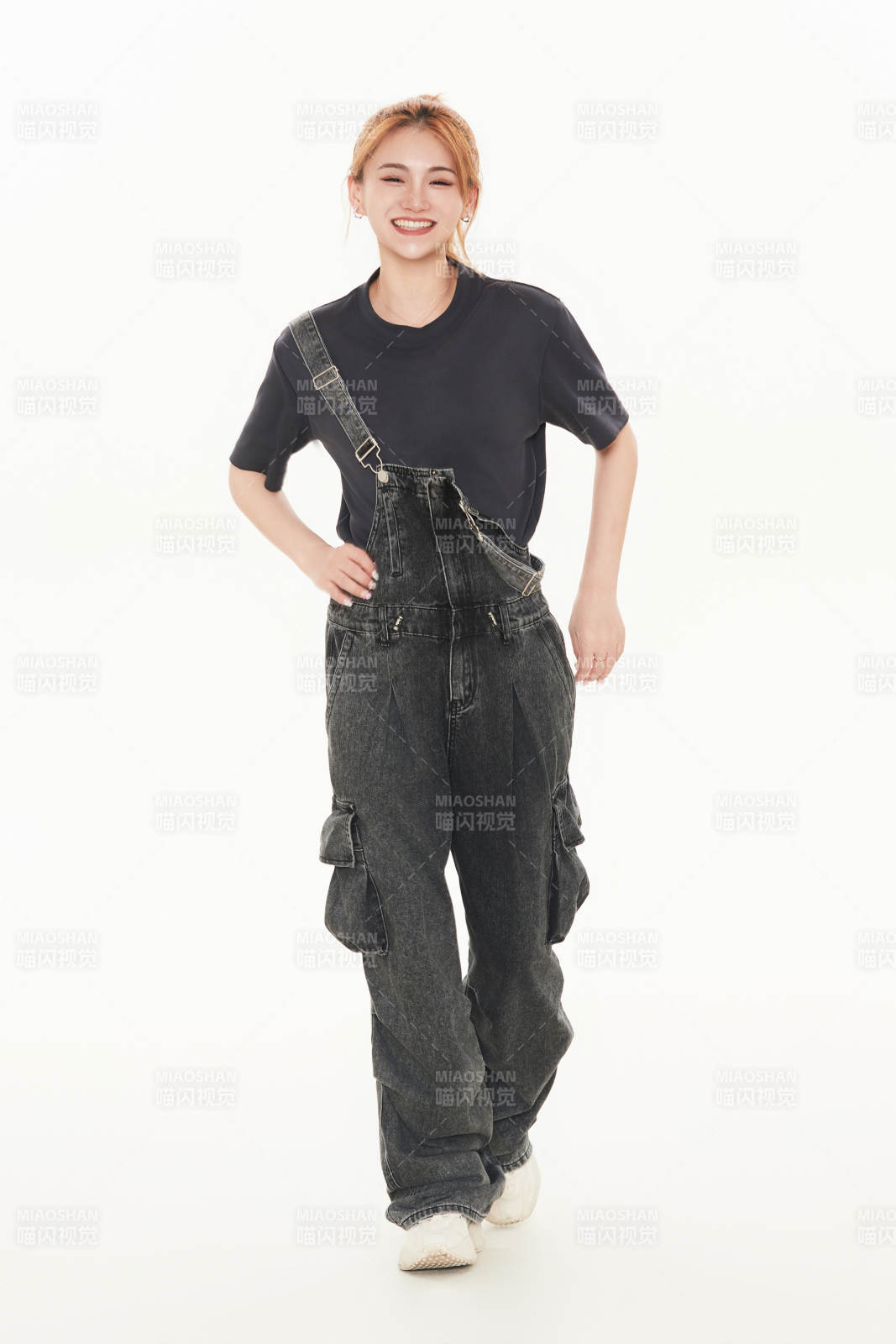 跳街舞的青年女性图片