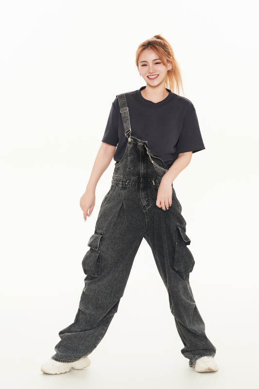 跳街舞的青年女性图片