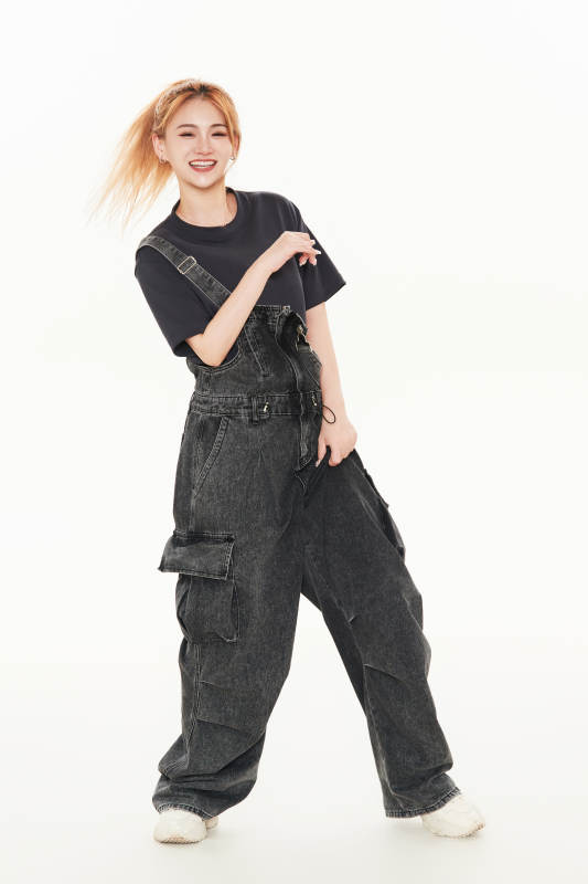 跳街舞的青年女性图片