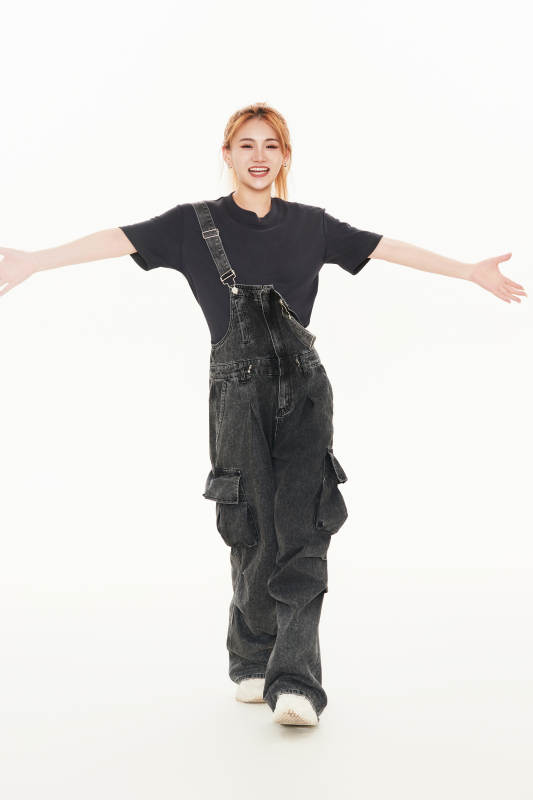 跳街舞的青年女性图片