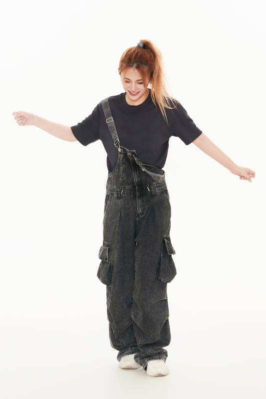 跳街舞的青年女性图片