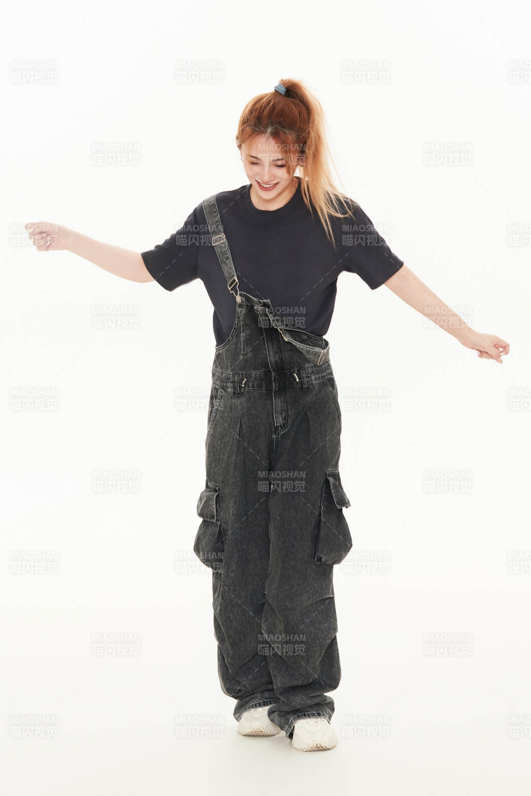 跳街舞的青年女性图片