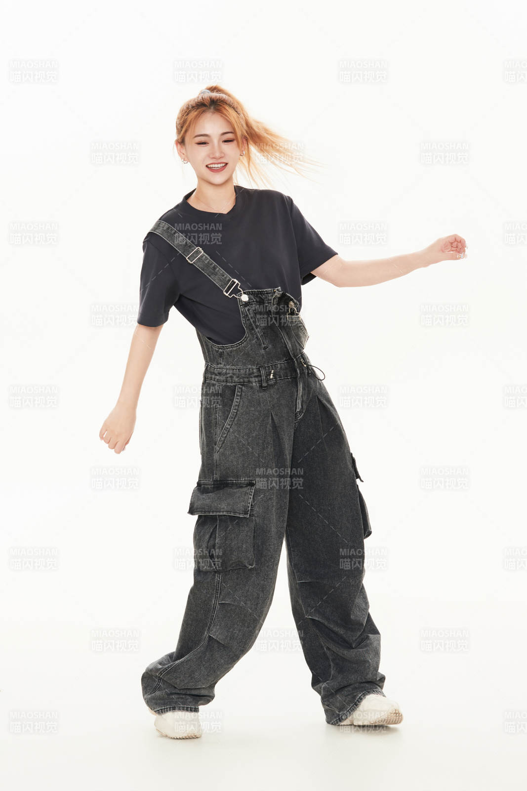 跳街舞的青年女性图片