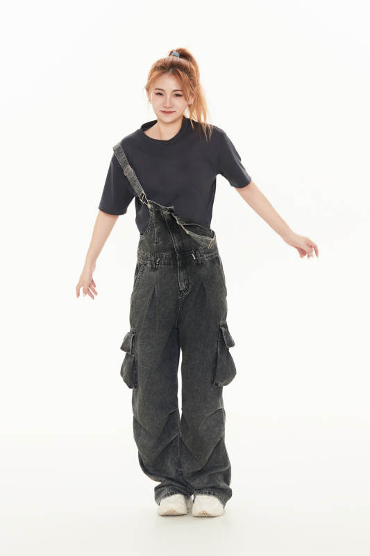 跳街舞的青年女性图片