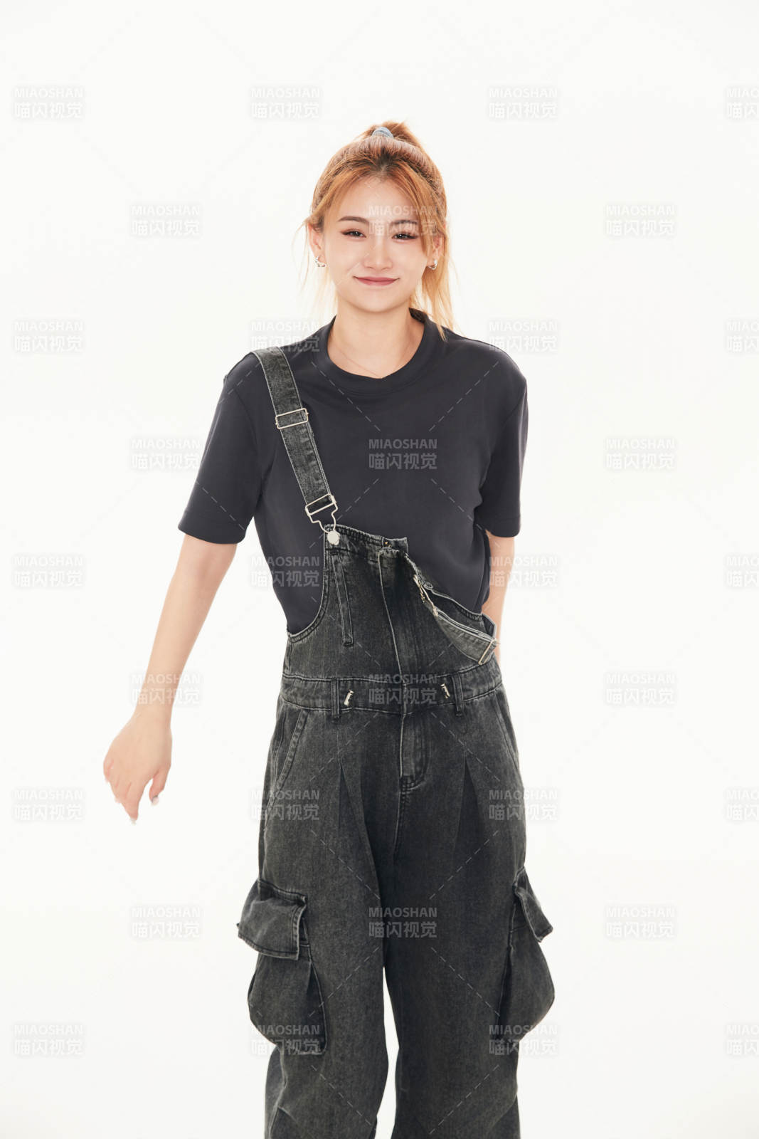 跳街舞的青年女性图片