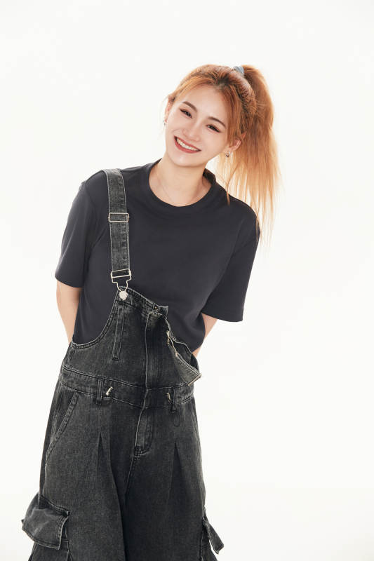 跳街舞的青年女性图片