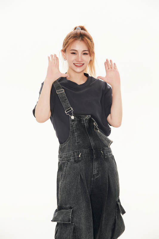 跳街舞的青年女性图片