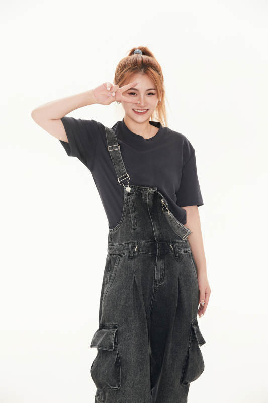 跳街舞的青年女性图片