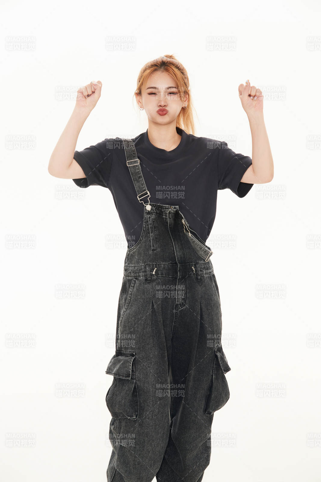 跳街舞的青年女性图片