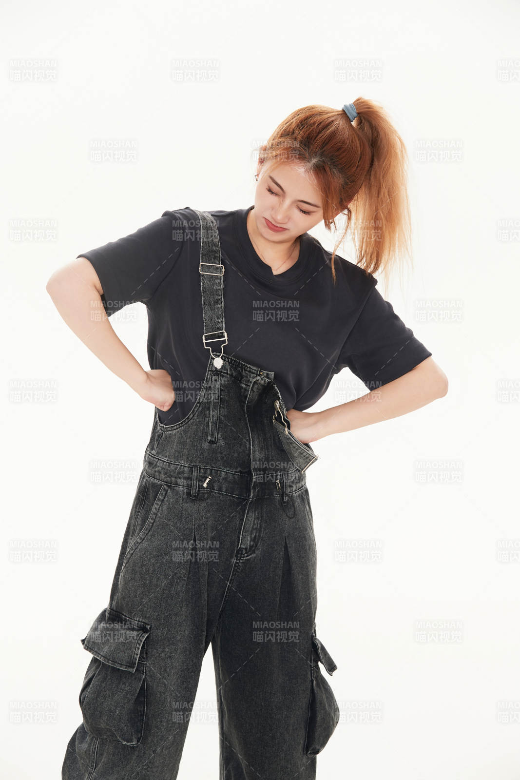 跳街舞的青年女性图片